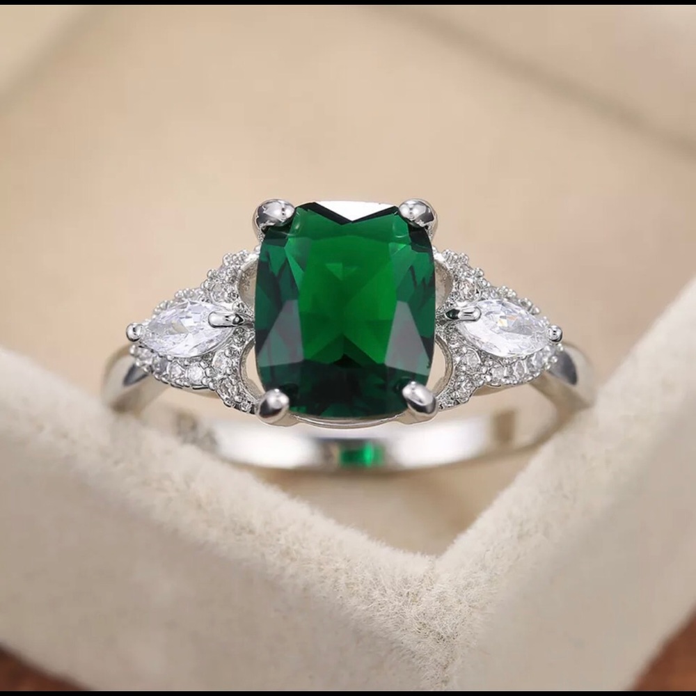 💚Sterling Silver Emerald Ring💚 - Picture 2 of 6